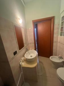 een badkamer met een wastafel en een toilet bij Monolocale via centrale in Sorso