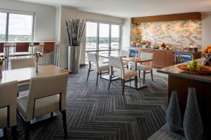 cocina y comedor con mesas y sillas en Newport News Marriott at City Center en Newport News