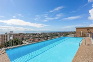 una gran piscina en la parte superior de un edificio en 'Bondi Fairview' Coastal Panorama with Balcony, en Sídney