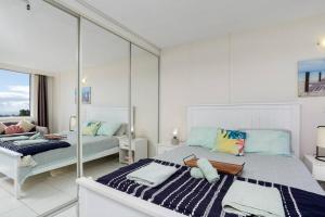 Un dormitorio con dos camas y una sala de estar. en 'Bondi Fairview' Coastal Panorama with Balcony, en Sídney