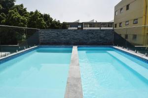 uma grande piscina em frente a um edifício em Resort-style Coastal Living with Balcony & Pool em Sidney