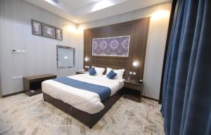 una habitación de hotel con una cama grande en una habitación en قست العصر للشقق المخدومة en Yeda