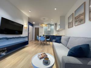 Μια τηλεόραση ή/και κέντρο ψυχαγωγίας στο Apricot Sea View Premium Apartment
