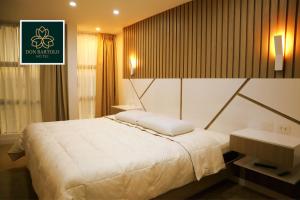 - une chambre avec un lit et un panneau indiquant le nouvel hôtel zeland dans l'établissement Hotel Don Bartolo, à Espinar