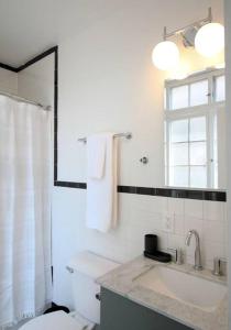 baño con aseo y lavabo y ventana en Brand New Stylish 1BDR In Heart Of Rittenhouse Sq. Hosted By StayRafa, en Filadelfia