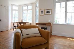 ein Wohnzimmer mit einem Stuhl und einem Tisch in der Unterkunft Brand New Stylish 1BDR In Heart Of Rittenhouse Sq. Hosted By StayRafa in Philadelphia