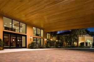 un gran edificio con techo de madera en Courtyard by Marriott Boynton Beach, en Boynton Beach