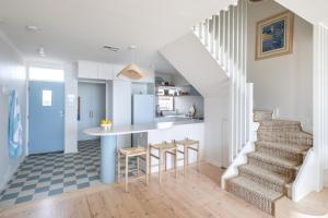 Pearl, Designer Beachfront Retreat, Semaphore Park的厨房或小厨房