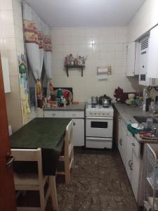 Kuchyň nebo kuchyňský kout v ubytování Cama en habitacion compartida