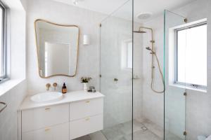 Port AdelaidePearl, Designer Beachfront Retreat, Semaphore Park的带水槽和淋浴的浴室（带镜子） 更多14张照片