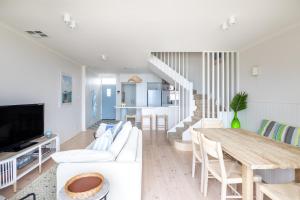 Pearl, Designer Beachfront Retreat, Semaphore Park的电视和/或娱乐中心