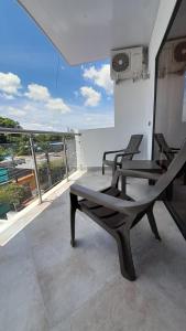 d'une terrasse avec 2 chaises et un banc sur un balcon. dans l'établissement Katara Boutique Hotel, à Mariquita