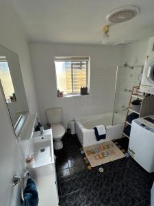 uma casa de banho com uma banheira, um WC e um lavatório. em Sunshine Three em Salisbury