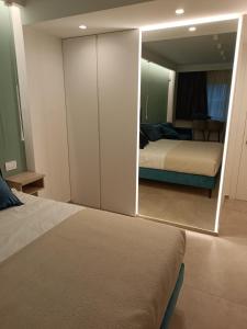 um quarto com um espelho e uma cama e um quarto em APARTMENT ANDROMEDA em Bari