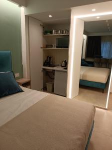 1 dormitorio con 1 cama y escritorio en una habitación en APARTMENT ANDROMEDA, en Bari