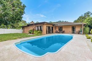 een zwembad voor een huis bij Pool house minutes from beach! in Seminole