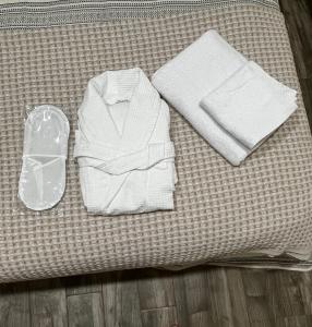 una pila de toallas en una cama en Апартамент с шикарными видами, en Batumi