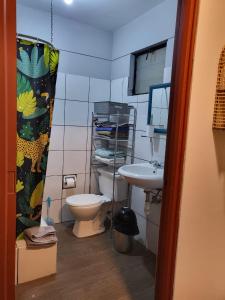 y baño con aseo y lavamanos. en Alojamiento San Francisco Preciosas habitaciones con baño privado en Lima