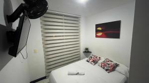 Schlafzimmer mit einem Bett mit Kamera auf einem Stativ in der Unterkunft Guaduales del café a 403 in Montenegro