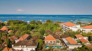 una vista aérea de un complejo con el océano en Hotel Segara Agung en Sanur