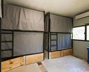 Maui Hostels Tulum客房内的一张或多张床位