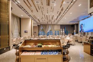 un salón de banquetes con mesas y sillas en una habitación en Muen Hot Spring Hotel en Jiaoxi