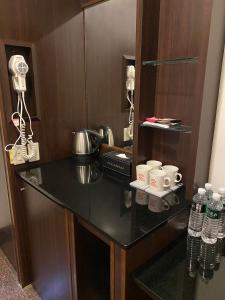 a kitchen with a counter with cups and a coffee maker at YUAI FU HAO Hotel in Taichung
