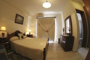 Postel nebo postele na pokoji v ubytování Eve Pissouri Soultanina Villa + 23 fotografií