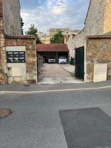 an empty street with a car parked in a garage at Joli studio proche gare in Brétigny-sur-Orge