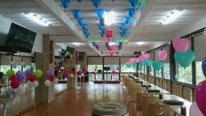 新埔鎮的住宿－霽月山莊，走廊上设有气球和桌子,还有一间满是气球的房间