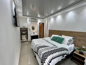 una camera da letto con un letto grande e una TV di HOTEL TORRE DELUXE ¨SANTORINI¨ a Doradal