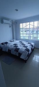 Bett in einem Schlafzimmer mit blauem Licht in der Unterkunft Apto los Almendros in Cartagena de Indias