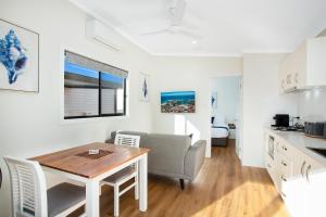 uma cozinha e sala de estar com uma mesa e um sofá em Pyramid Holiday Park em Tweed Heads