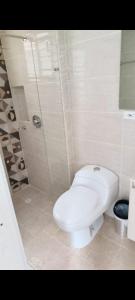 Um banheiro em Se renta apartamento hermoso amoblado en Ibague sector picaleña