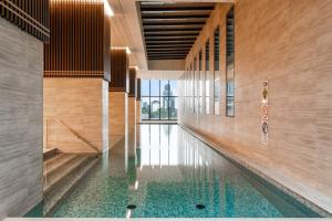una piscina en el medio de un edificio con agua en The View on Elizabeth - Chic City Centre Living en Melbourne