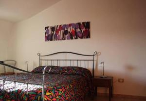 a bedroom with a bed and a painting on the wall at Appartamento con Vista Lago in Lorica