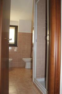 a bathroom with a toilet and a sink at Appartamento con Vista Lago in Lorica