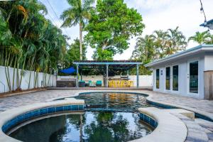 uma piscina no quintal de uma casa em Life is Blue em Fort Lauderdale