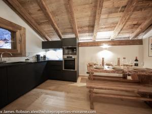 cocina con techo de madera y mesa en Chalet Morzine, 2 pièces, 4 personnes - FR-1-754-38 en Morzine