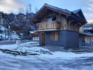 una casa está siendo construida en la nieve en Chalet Morzine, 2 pièces, 4 personnes - FR-1-754-38 en Morzine
