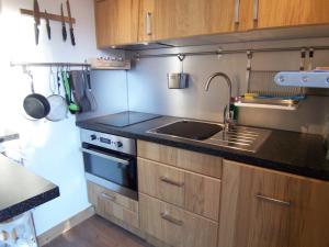 een kleine keuken met een fornuis en een wastafel bij Appartement Morzine, 2 pièces, 6 personnes - FR-1-754-47 in Morzine