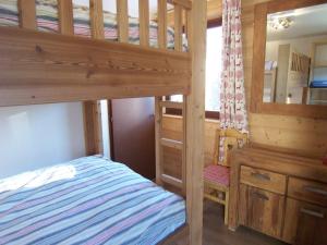 - une chambre avec 2 lits superposés et un bureau dans l'établissement Appartement Morzine, 2 pièces, 6 personnes - FR-1-754-47, à Morzine