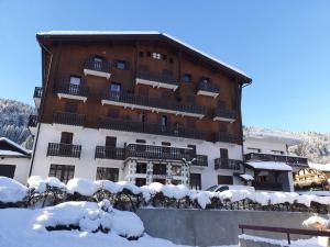 een groot appartementencomplex met sneeuw op de grond bij Appartement Morzine, 2 pièces, 6 personnes - FR-1-754-47 in Morzine