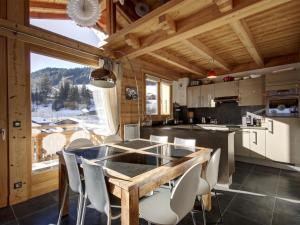 eine Küche und ein Esszimmer mit einem Tisch und Stühlen in der Unterkunft Appartement Morzine, 4 pièces, 8 personnes - FR-1-754-18 in Morzine