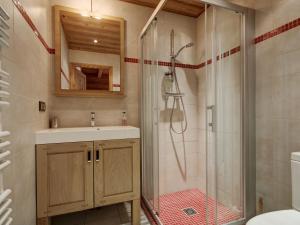 ein Bad mit einem Waschbecken und einer Dusche in der Unterkunft Appartement Morzine, 4 pièces, 8 personnes - FR-1-754-18 in Morzine