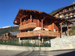 a large wooden building with a large balcony at Appartement Morzine, 5 pièces, 10 personnes - FR-1-754-19 in Morzine