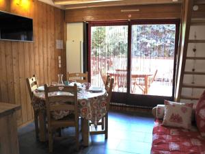 comedor con mesa y sillas y balcón en Appartement Morzine, 2 pièces, 6 personnes - FR-1-754-7, en Morzine