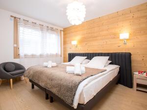 1 dormitorio con 1 cama grande y 1 silla en Appartement Morzine, 5 pièces, 9 personnes - FR-1-754-20, en Morzine