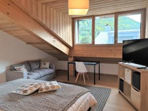 Habitación con cama, sofá y TV. en Appartement Morzine, 5 pièces, 9 personnes - FR-1-754-20, en Morzine