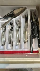 bandeja blanca con tenedores, cucharas y utensilios en The Shelton Tower 1 en Montego Bay